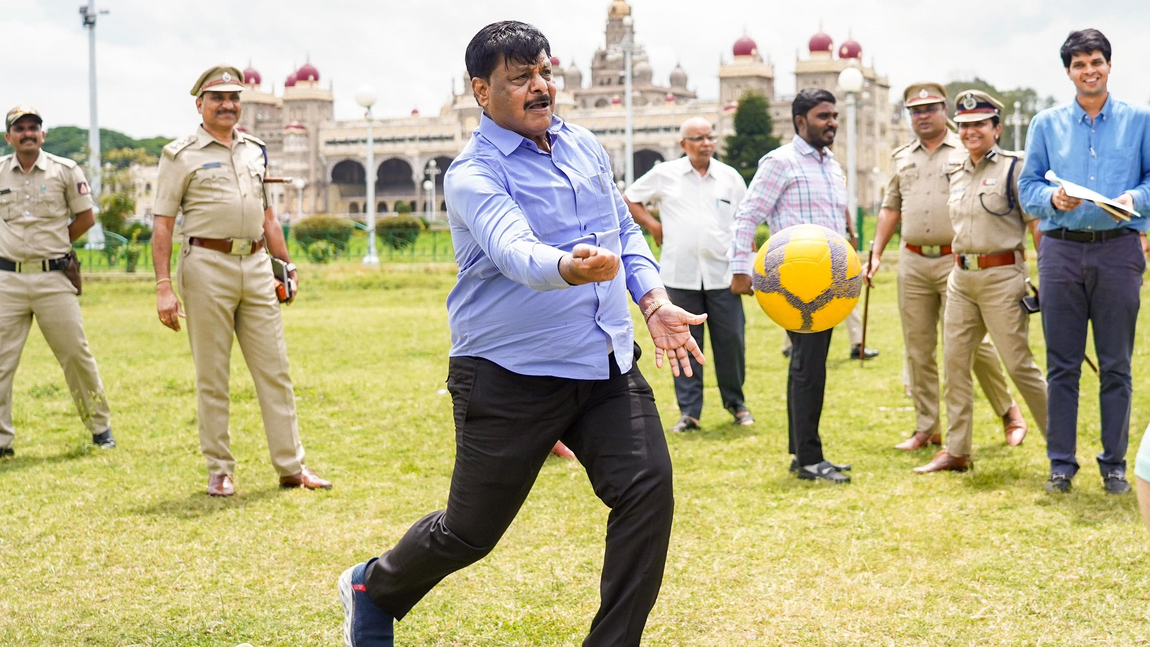 <div class="paragraphs"><p>Mysuru district-in charge Minister H C Mahadevappa plays volleyball with kids of Mahouts and Kaavaadis of Dasara Elephants at Mysuru Palace premises on Wednesday evening. </p></div>